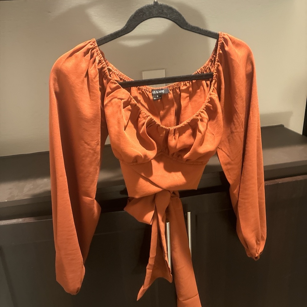 Crop orange long sleeve beautiful you can tie in the back! Size small